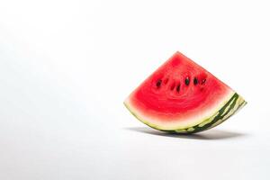 färsk skiva av vattenmelon, isolerat på vit bakgrund med kopia Plats. ai genererad foto