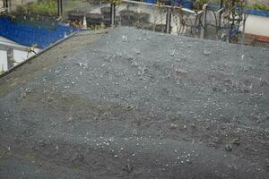 hagel storm på en mörk tak foto