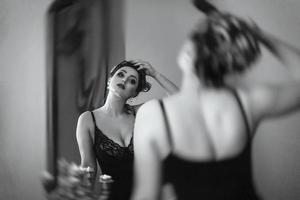 ung brunettmodellflicka och skådespelerska framför en spegel foto