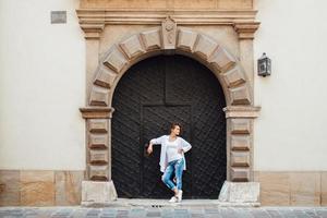 ung flicka som går på de gamla gatorna i Europa foto