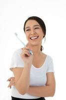 skön asiatisk kvinna innehav en tandborste för borsta tänder. henne är leende och tänder är vit och skön och se hygien. begrepp för oral och dental vård på de tandläkare råd foto