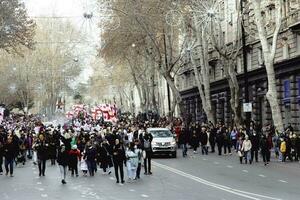 tbilisi, georgien, januari 2023- mest av georgiansk är ortodox kristen. ortodox kristen fira jul förbi gående längs de väg nära frihet fyrkant. foto