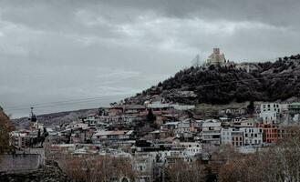 panorama- se av tbilisi stad scape och helig trinity kyrka georgien foto