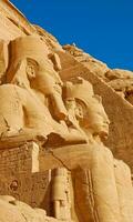 abu simbel tempel av rameses ii i egypten foto