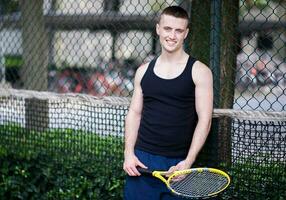 sportman är spelar tennis foto