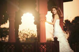 asiatisk flicka i bröllop klänning foto