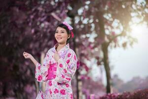 skön ung kvinna bär japansk traditionell yukata foto