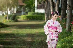 skön ung kvinna bär japansk traditionell yukata foto