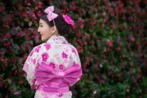 skön ung kvinna bär japansk traditionell yukata foto