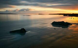 skön kust solnedgång landskap landskap av sandig salthill strand i galway stad, irland foto