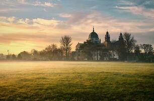 skön dimmig morgon- scen av irländsk landmärke galway katedral på galway stad i irland foto