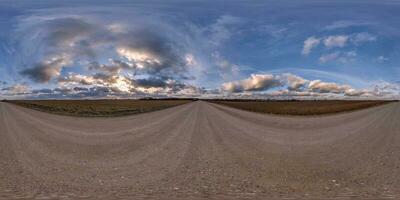 kväll 360 hdri panorama på grus väg med moln på blå himmel innan solnedgång i likriktad sfärisk sömlös utsprång, använda sig av som himmel ersättning i Drönare panoramabilder, spel utveckling som himmel kupol foto