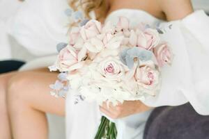 eleganta bröllop bukett av delikat rosa ro i de händer av de brud närbild foto