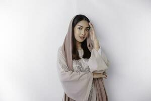 porträtt av en ung skön asiatisk muslim kvinna bär en huvudduk, skönhet skjuta begrepp foto