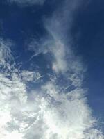vit moln på de blå himmel perfekt för de bakgrund foto