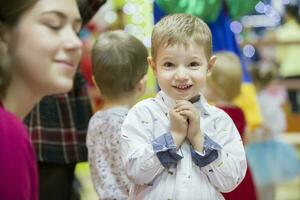 december 25, 2019 belarus, stad av gomil. stad Semester. Lycklig barn klappar hans händer. foto