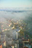 sällsynt tidigt morgon- vinter- dimma ovan de istanbul stad horisont en foto