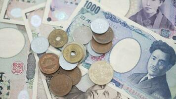 japansk yen pengar. stänga upp av de japansk yen på hand. valuta av japan den där är Begagnade till förändra, köpa, sälja, ackumulera, investera, finansiell, utbyta Betygsätta, värde, bokföring, internationell utbyta foto