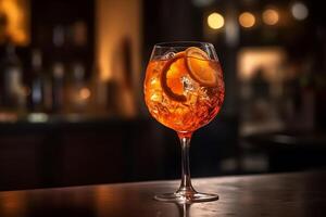 närbild glas av aperol spritz cocktail dekorerad med orange på bar bakgrund. ai genererad foto