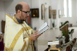 stad kyrka. de präst läser en bön. foto