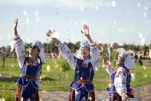 08 29 2020 belarus, lyaskovichi. firande i de stad. Lycklig kvinnor i nationell ukrainska eller vitryska kostymer på de Semester. foto