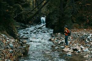 kvinna turist fotografering natur flod skog bergen foto