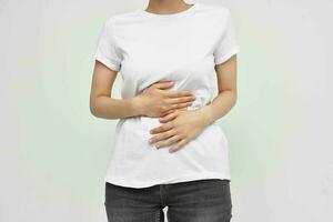 kvinna med abdominal smärta diarre hälsa problem ljus bakgrund foto