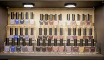 flaskor av färgrik nagel putsa, nagel konst färger på de nagel affär och skönhet salong. foto