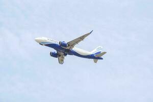 ny delhi, Indien, april 16 2023 - indigo flygbuss a320 ta av från indra gandhi internationell flygplats delhi, indigo inhemsk flygplan flygande i de blå himmel under dag tid foto