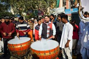 ny delhi, Indien - januari 16 2023 - tusentals av människor samlade in under främsta minister narendra modi bjp väg show, människor under pm modi stor val samling i de huvudstad foto