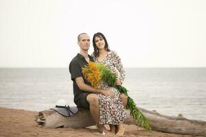 romantisk ung par i kärlek på de strand foto