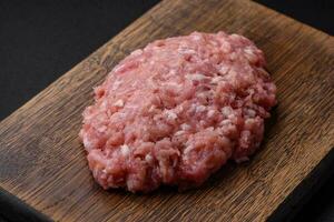 rå mald nötkött, fläsk eller kyckling kött med salt, kryddor och örter foto