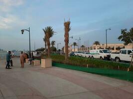 jeddah, saudi Arabien, april 2023 - skön kväll se av jeddah corniche. en stor siffra av människor är sett i de parkera av jeddah corniche. foto