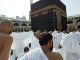 mecka, saudi Arabien, april 2023 - pilgrimer från Allt över de värld är närvarande i de gård av masjid al-haram för tawaf. foto