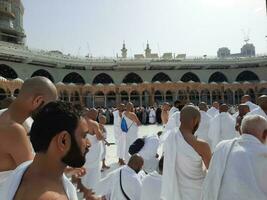 mecka, saudi Arabien, april 2023 - pilgrimer från Allt över de värld är närvarande i de gård av masjid al-haram för tawaf. foto