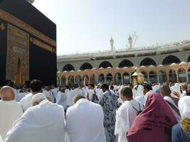 mecka, saudi Arabien, april 2023 - pilgrimer från Allt över de värld är närvarande i de gård av masjid al-haram för tawaf. foto