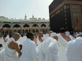 mecka, saudi Arabien, april 2023 - pilgrimer från Allt över de värld är närvarande i de gård av masjid al-haram för tawaf. foto