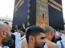 mecka, saudi Arabien, april 2023 - pilgrimer från Allt över de värld är närvarande i de gård av masjid al-haram för tawaf. foto