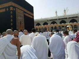 mecka, saudi Arabien, april 2023 - pilgrimer från Allt över de värld är närvarande i de gård av masjid al-haram för tawaf. foto