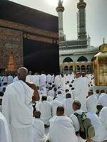 mecka, saudi Arabien, april 2023 - pilgrimer från Allt över de värld är närvarande i de gård av masjid al-haram för tawaf. foto