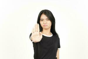 sluta avslag hand gest av skön asiatisk kvinna isolerat på vit bakgrund foto
