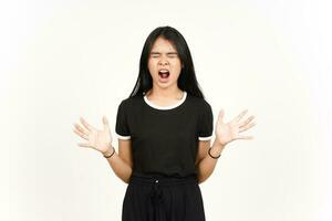 arg och skrikande av skön asiatisk kvinna isolerat på vit bakgrund foto