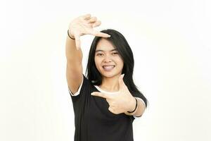 göra ram med finger av skön asiatisk kvinna isolerat på vit bakgrund foto