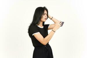 spelar mobil spel på smartphone av skön asiatisk kvinna isolerat på vit bakgrund foto