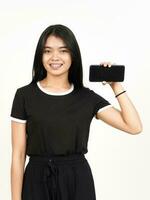 leende och som visar appar eller annonser på tom skärm smartphone av skön asiatisk kvinna isolerat på vit foto