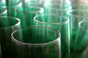 samling av vibrerande grön dricka glasögon foto