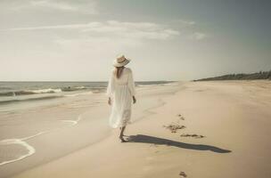 skön kvinna i vit klänning och hatt gående på de skön tropisk strand och hav med blå himmel bakgrund. sommar semester begrepp foto