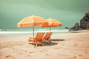 två strand stolar och paraply på de tropisk strand med hav och himmel bakgrund, årgång Färg tona foto