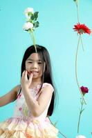 flicka med blomma foto