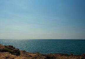 landskap sommar frontvy panorama tropisk havs strand sten blå himmel vit sand bakgrund lugna natur hav skön Vinka krascha stänk vatten resa khao leam ya nationell parkera öst thailand exotisk foto